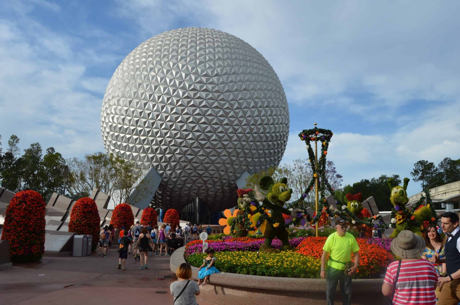 how much money does disney world make a day